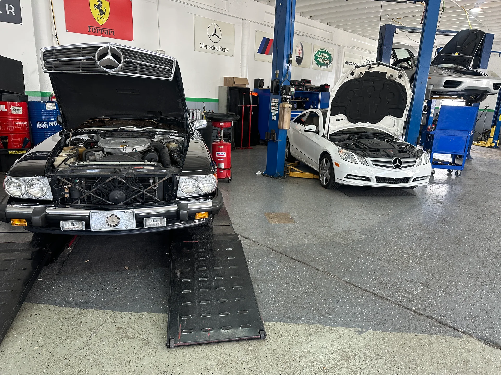 Classic and modern Mercedes-Benz cars inside the 4 Rings European Autowerx workshop